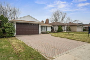 173 Rathburn Rd, Toronto ON