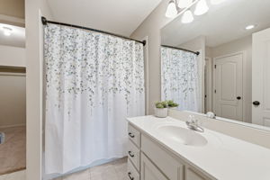 37 Bathroom 3 03