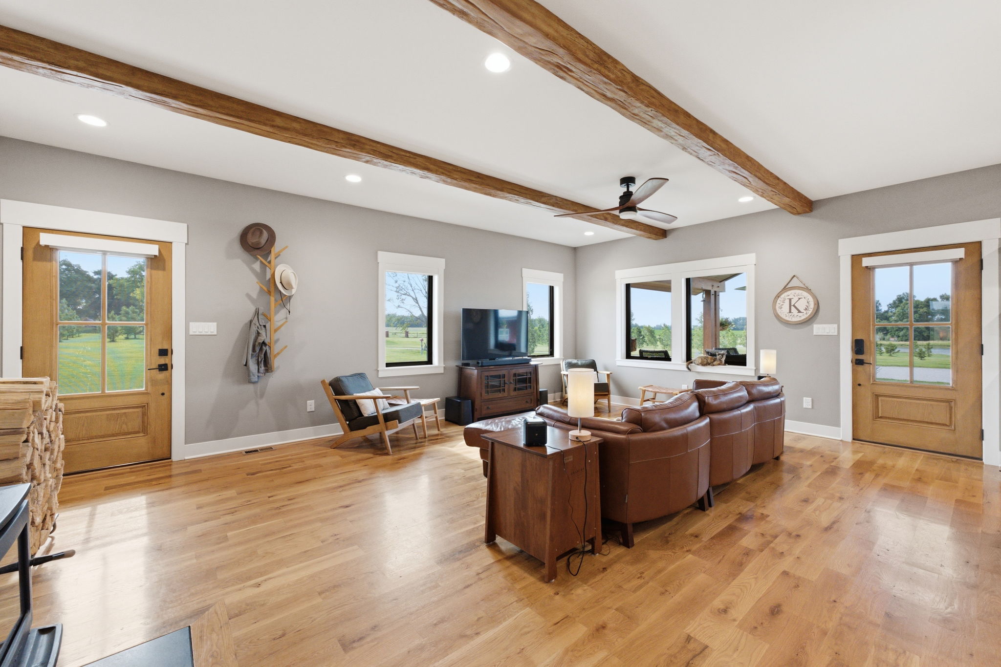 16 - Living Room 01