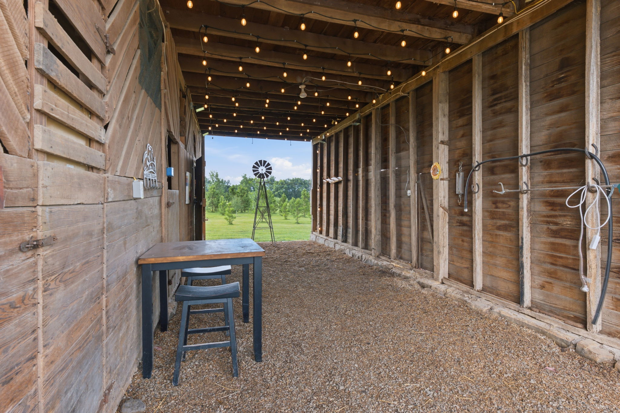 46 - Barn Interior 01