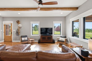 17 - Living Room 02
