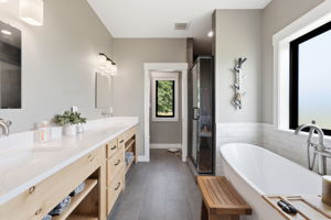32 - Primary Bathroom 01