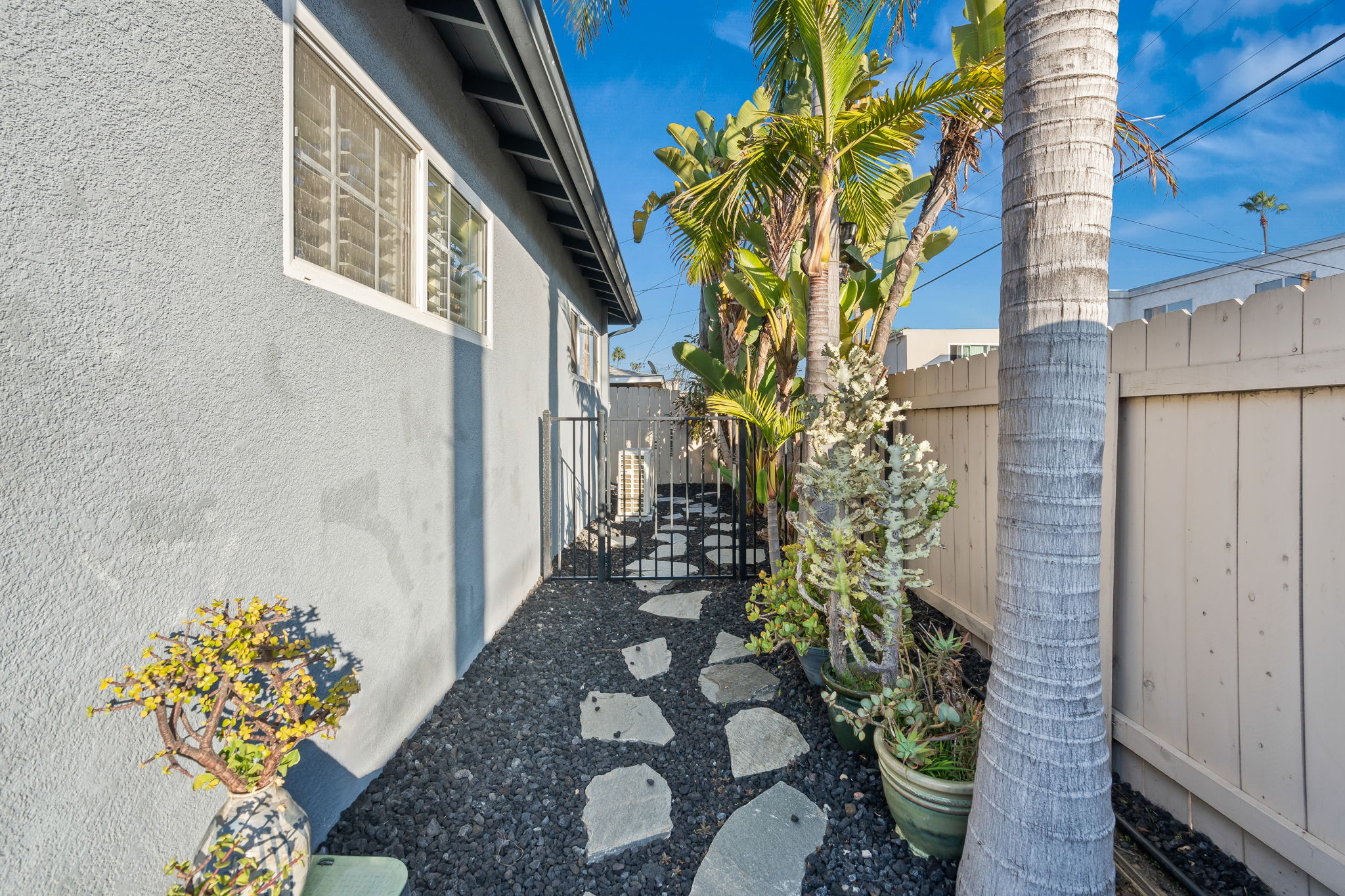 1733 Hornblend St-44