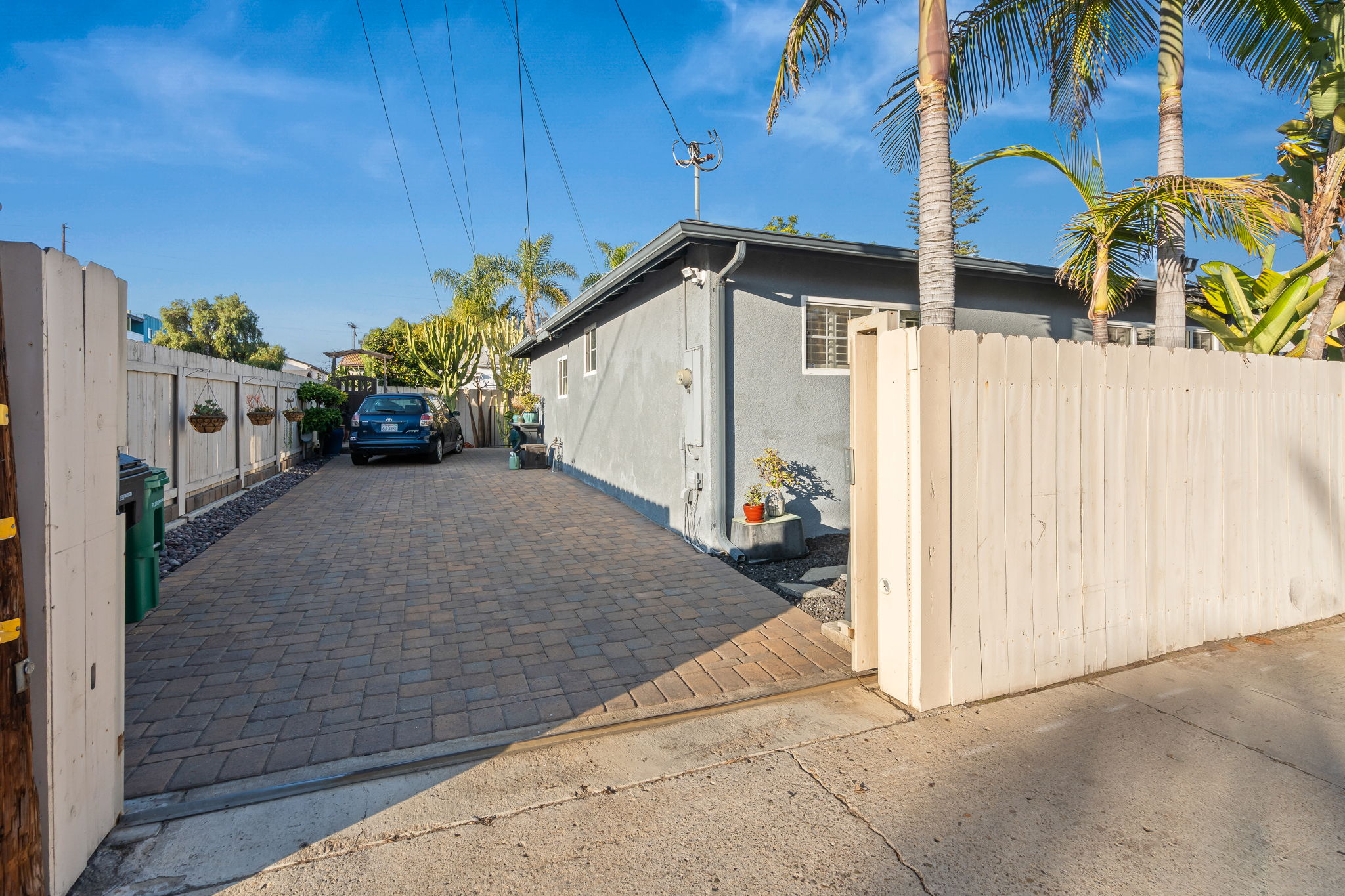 1733 Hornblend St-50