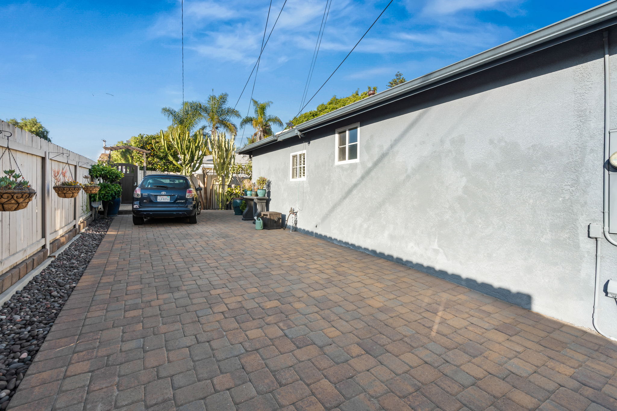 1733 Hornblend St-41