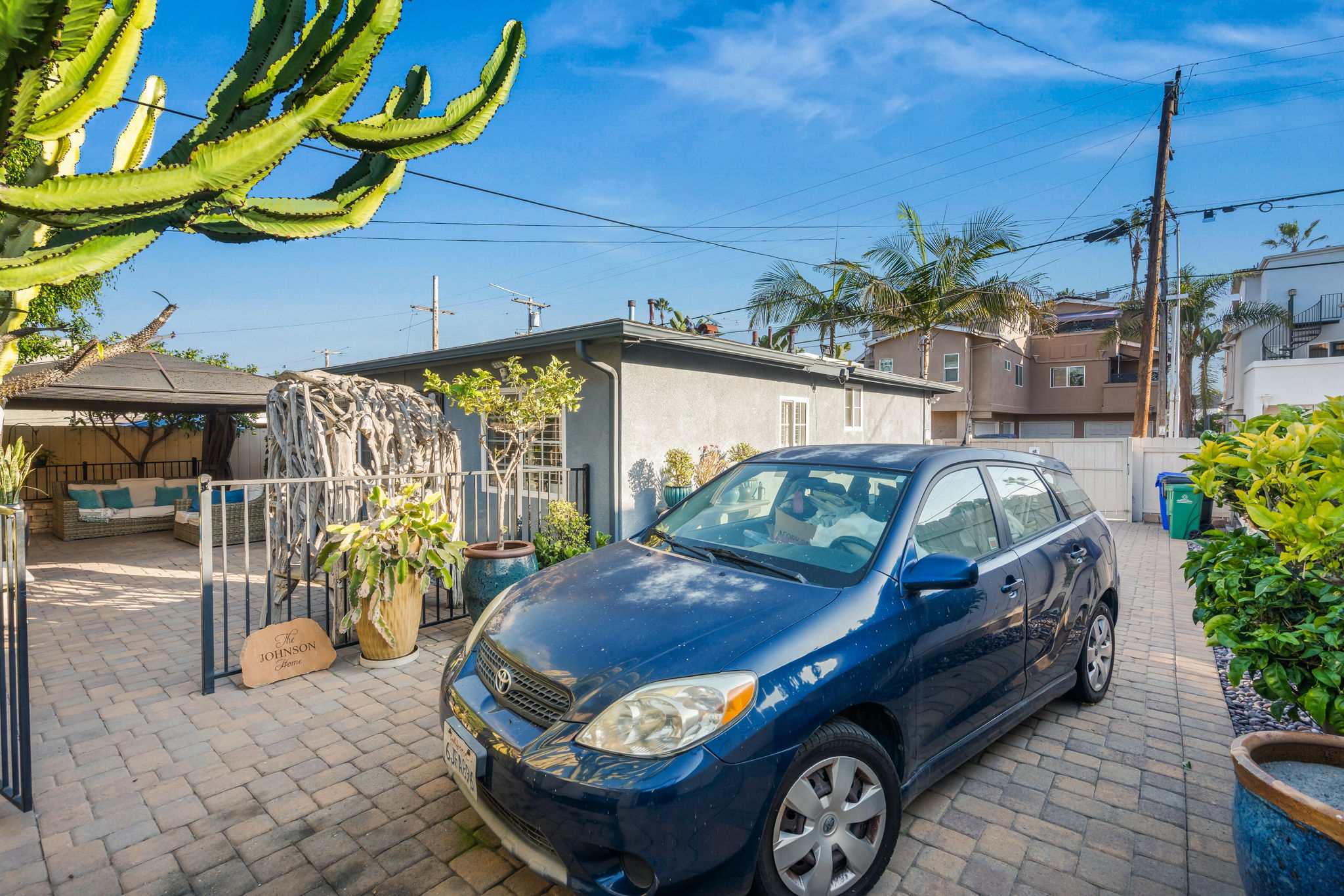 1733 Hornblend St-39