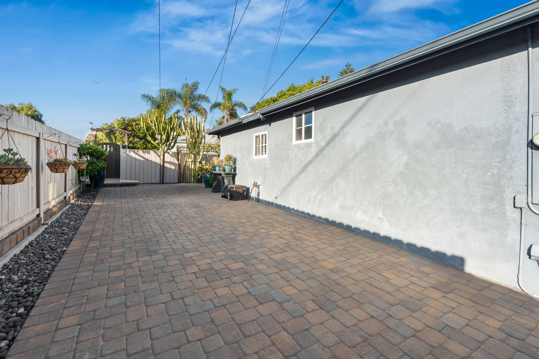 1733 Hornblend St-40