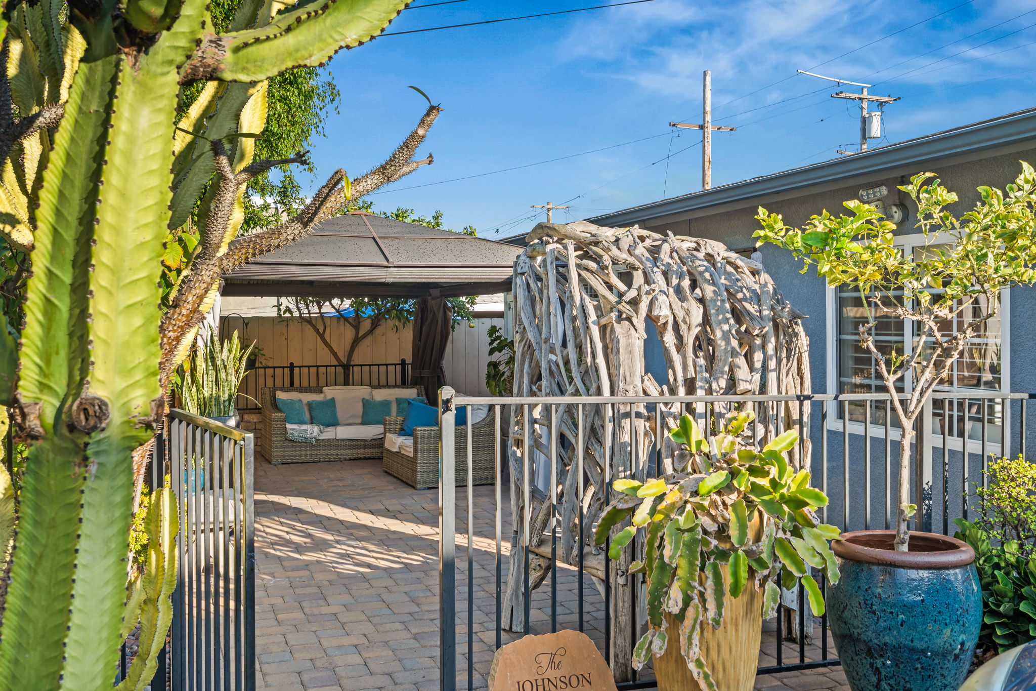 1733 Hornblend St-37