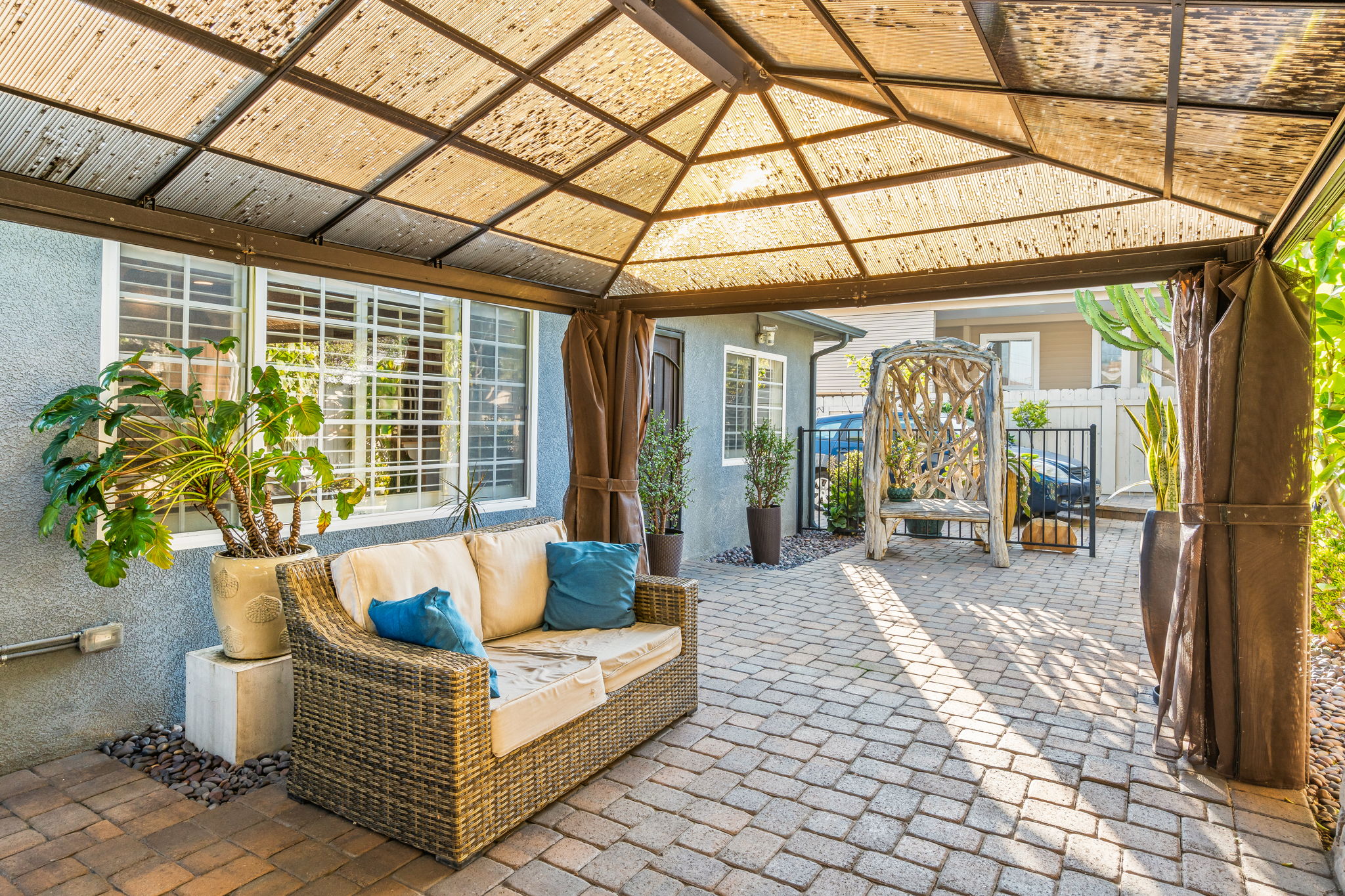 1733 Hornblend St-33