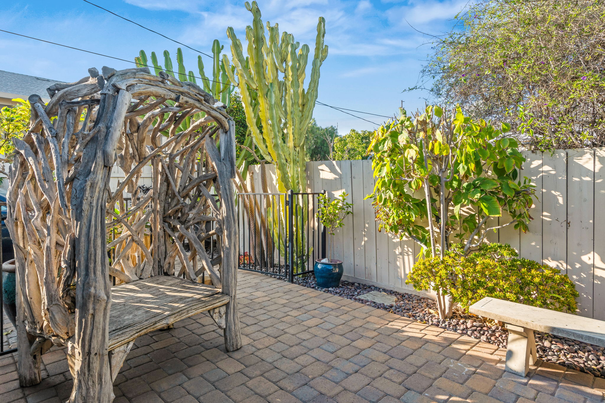 1733 Hornblend St-32