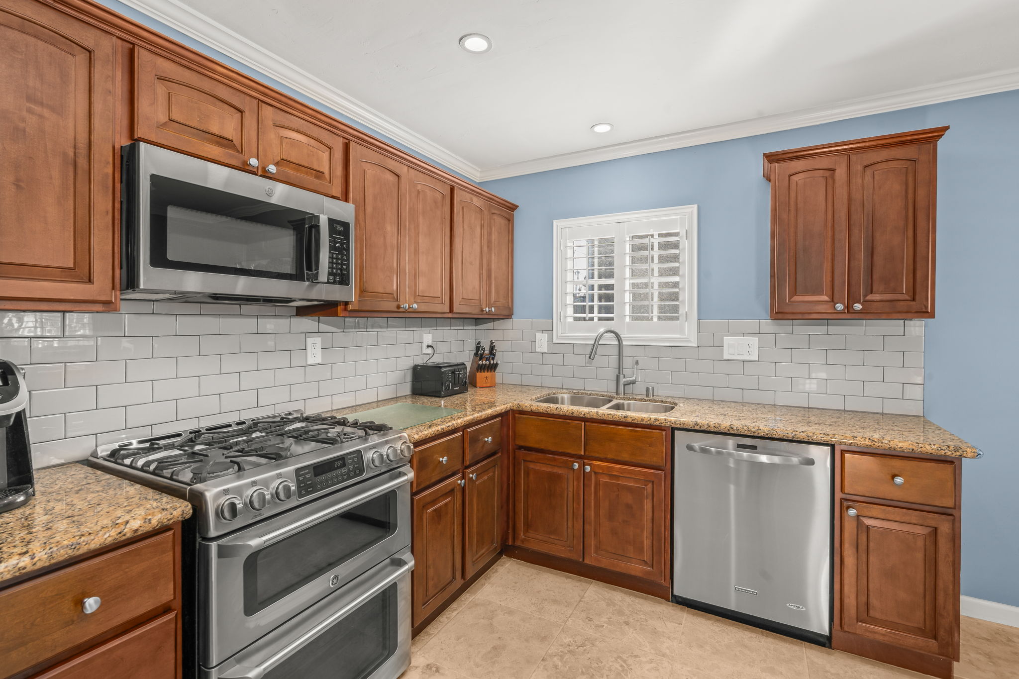 1733 Hornblend St-26