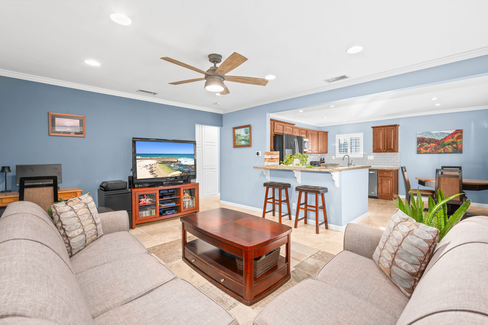 1733 Hornblend St-16