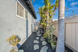 1733 Hornblend St-44