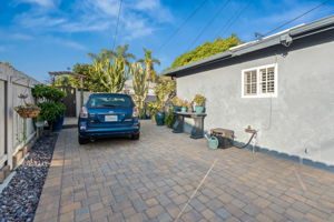 1733 Hornblend St-43