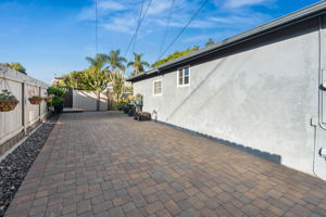 1733 Hornblend St-40