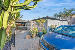 1733 Hornblend St-36