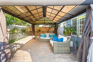 1733 Hornblend St-30