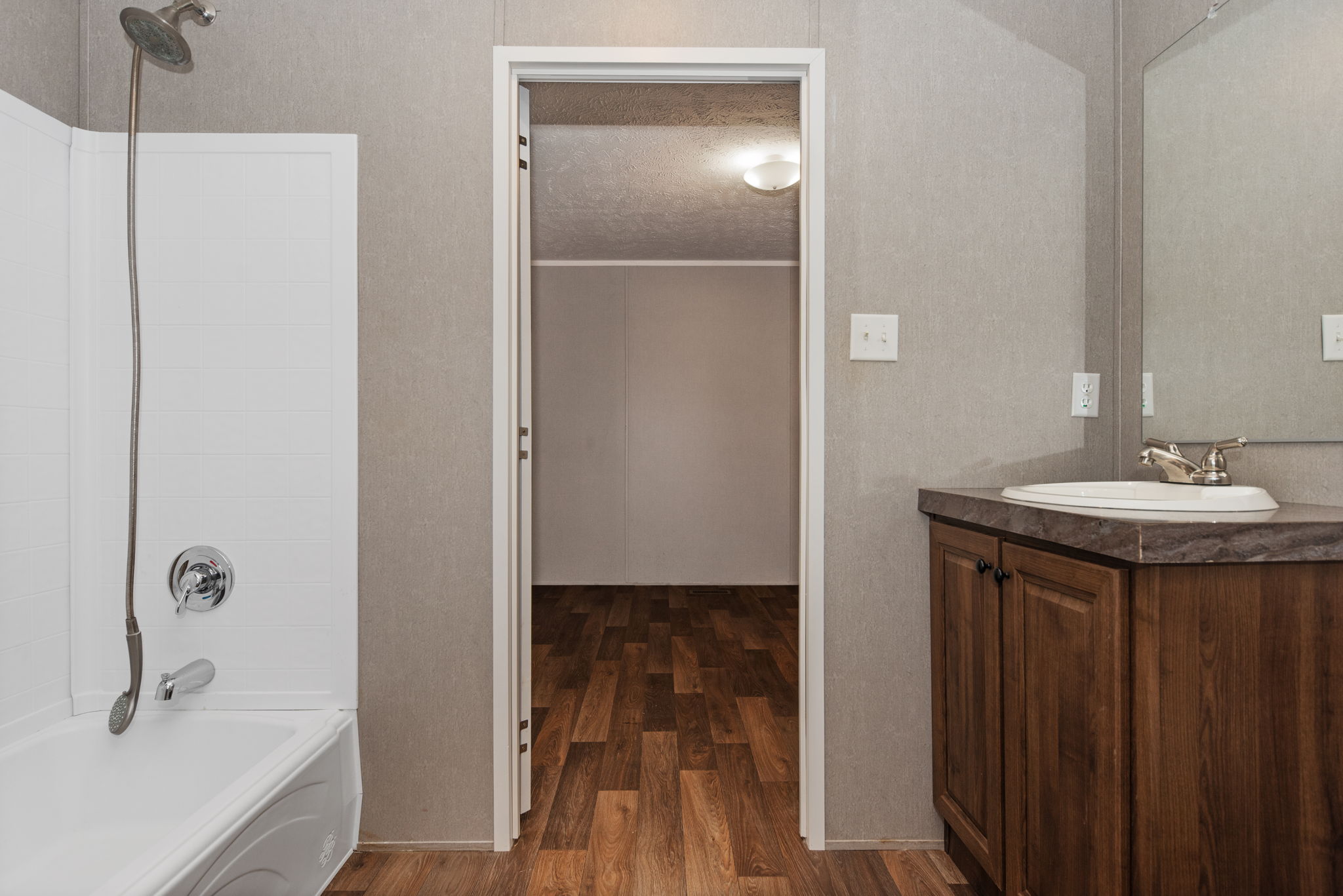 Full bath #2 that adjoins bedrooms #2 and #3
