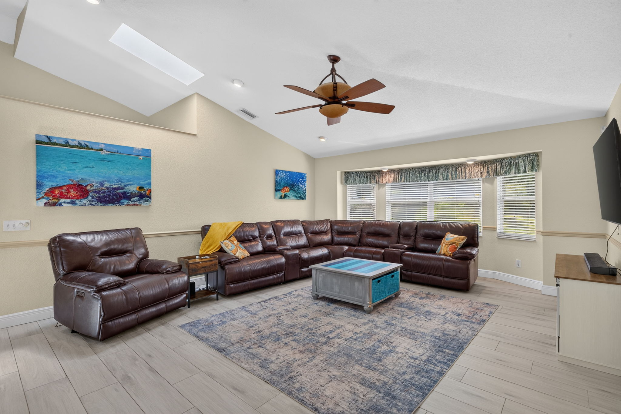 Family Room 1 of 3