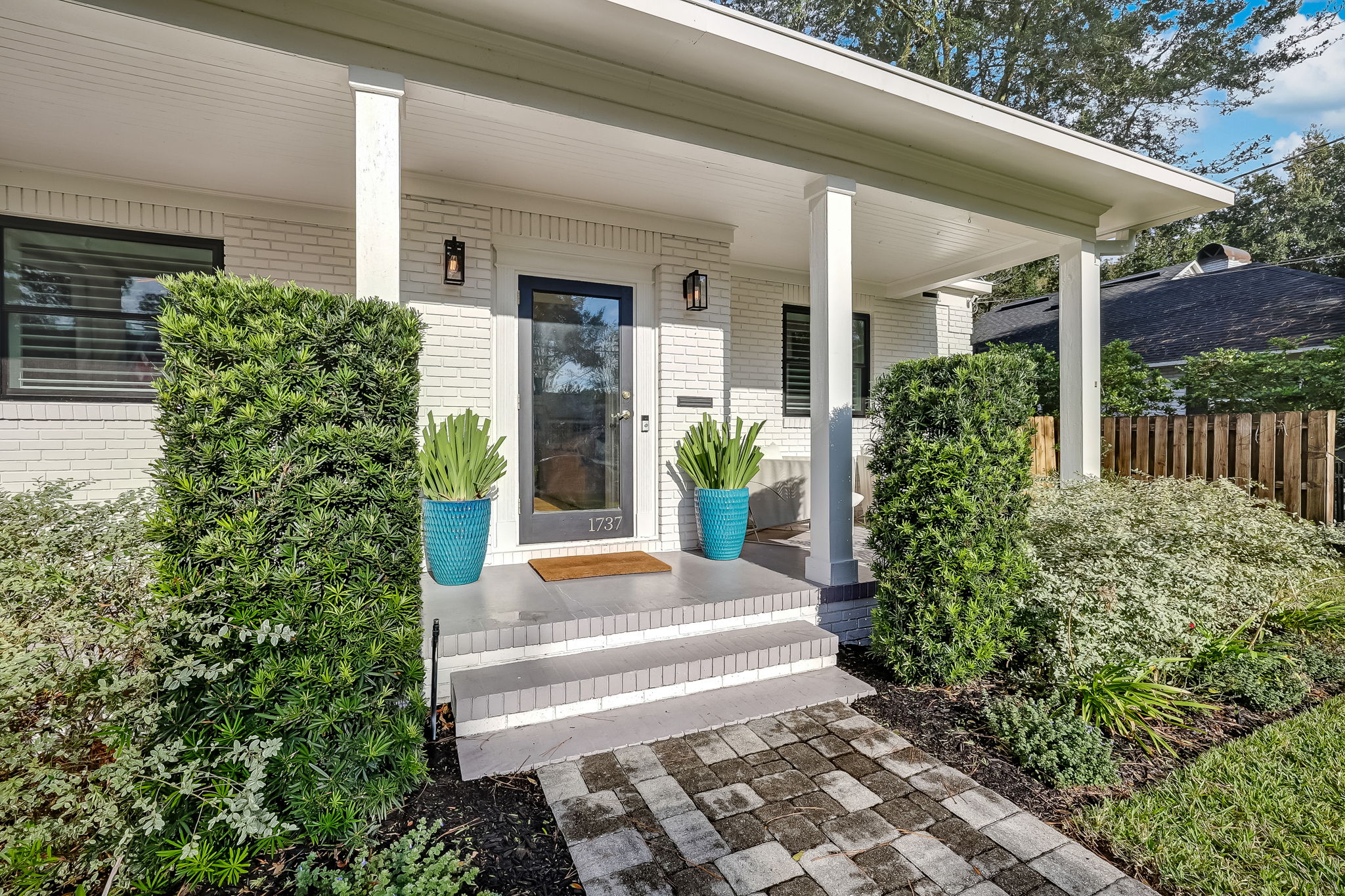 Front Porch/Entrance