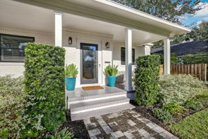 Front Porch/Entrance
