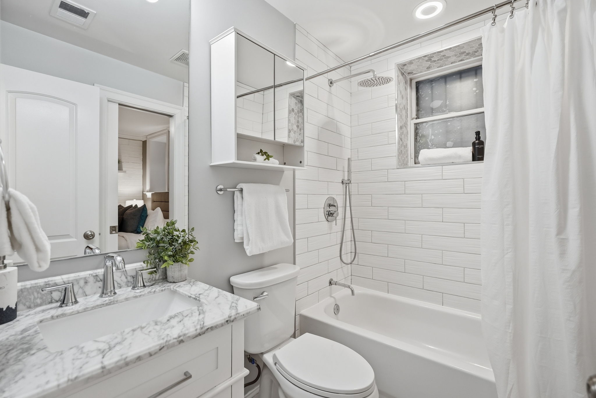 Beautifully Renovated Ensuite Bath