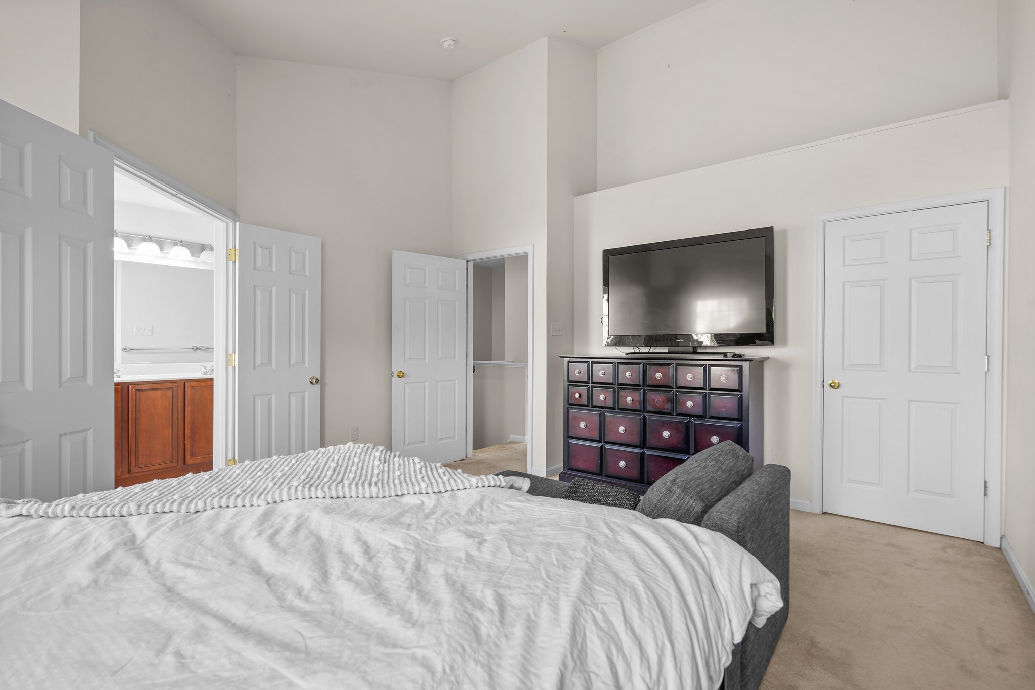 23. Upper bedroom.jpg