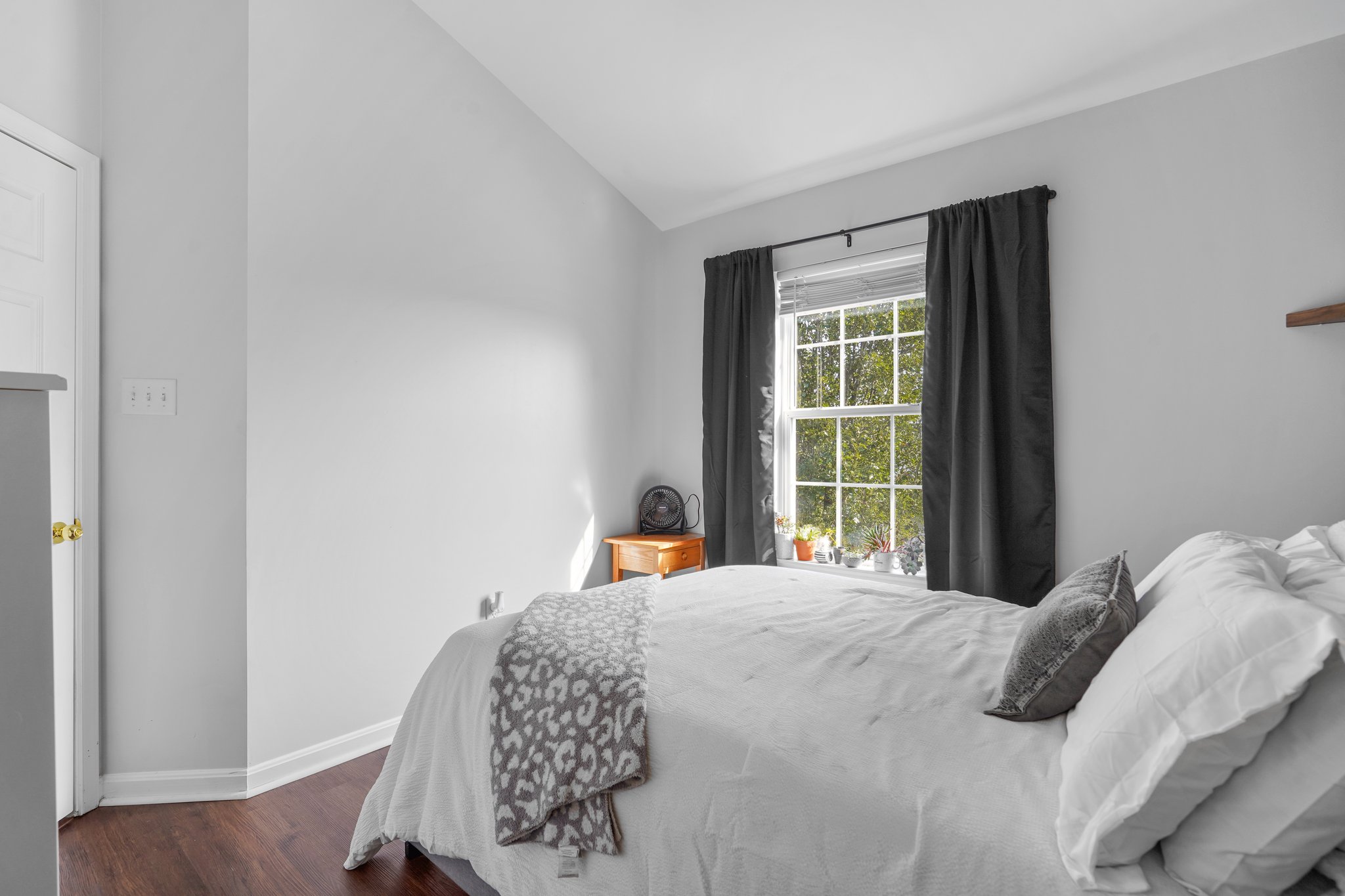 30. Upper bedroom.jpg