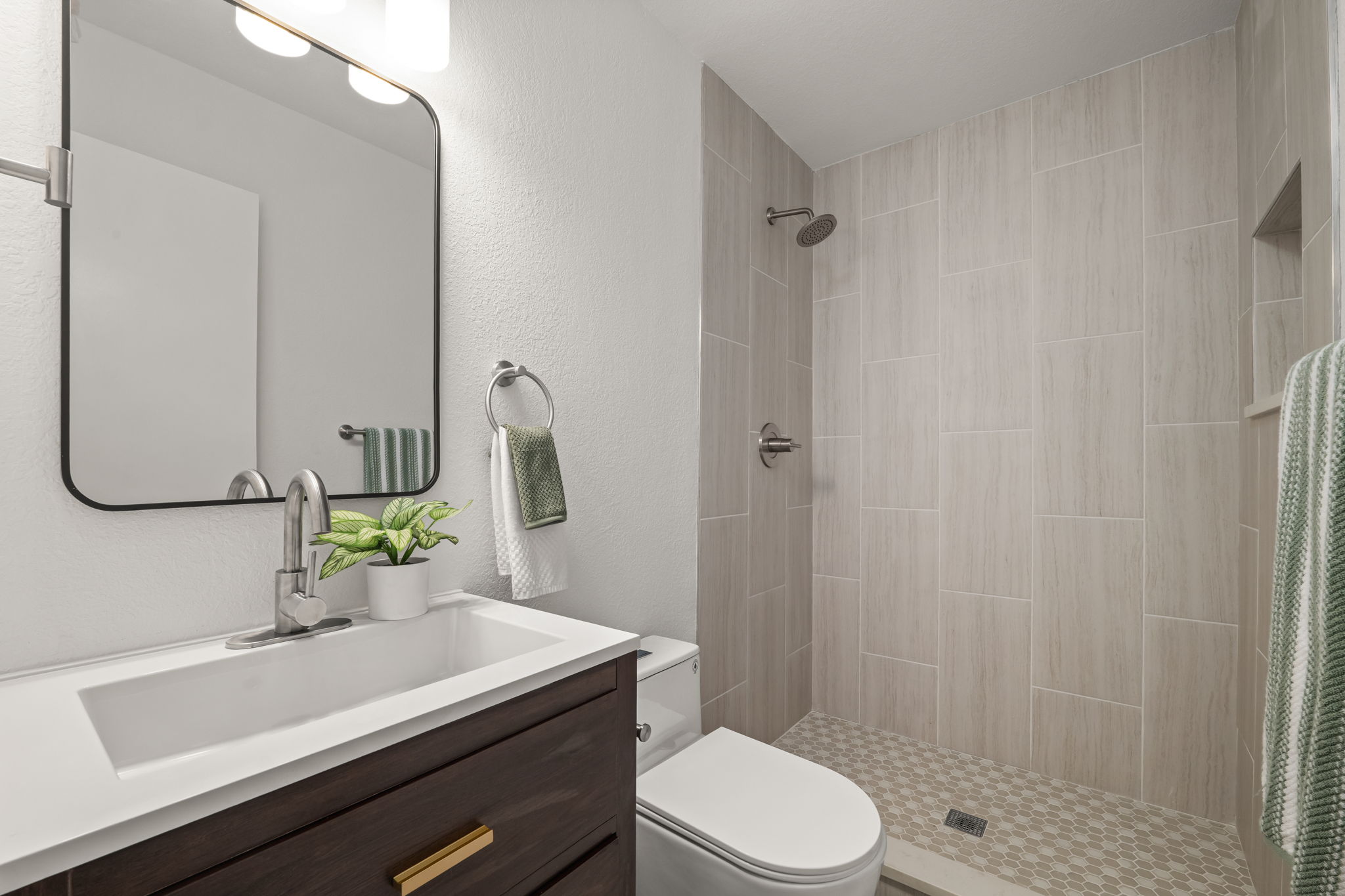 Upstairs Bath 1