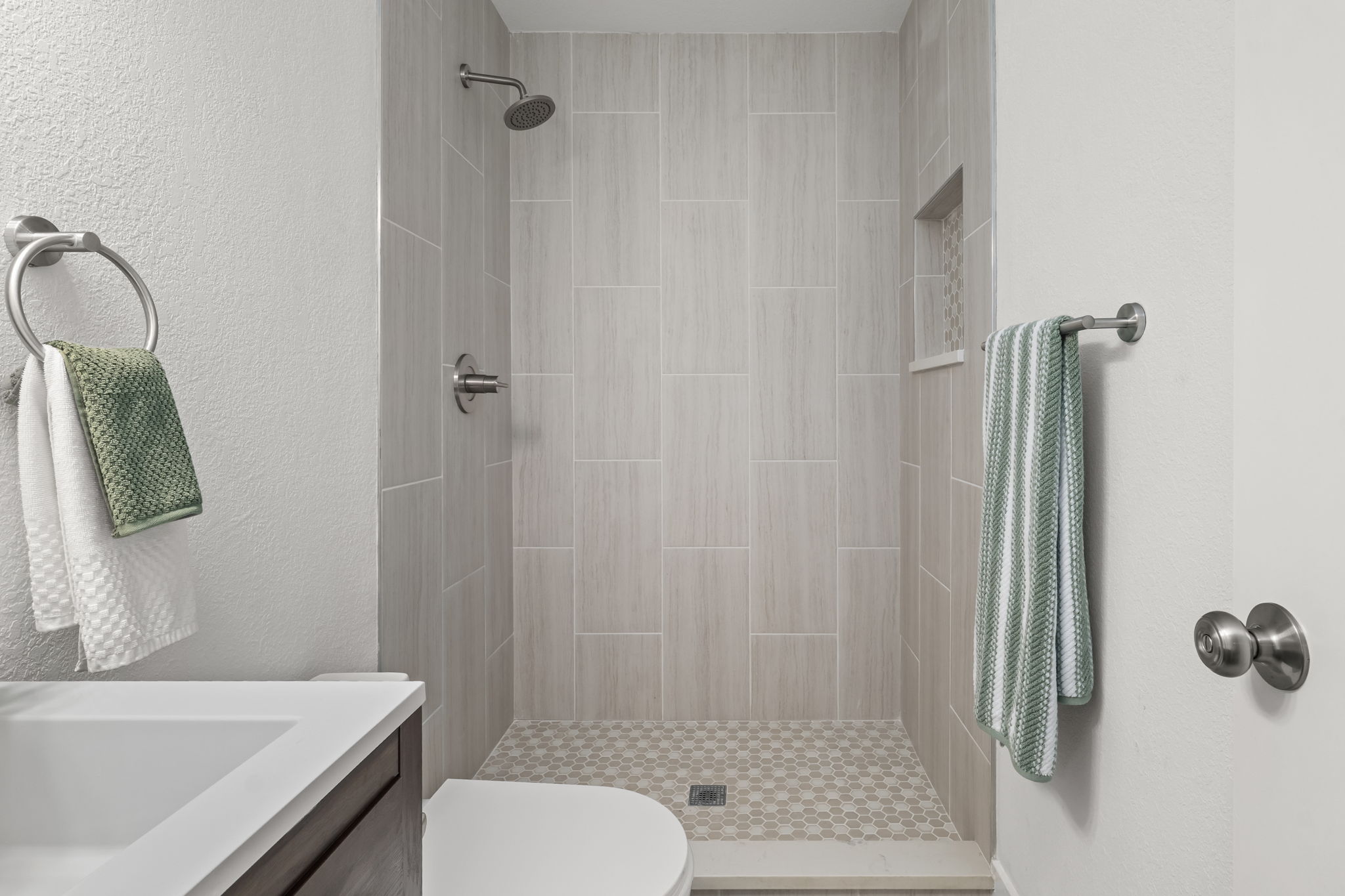 Upstairs Bath 4