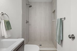 Upstairs Bath 4