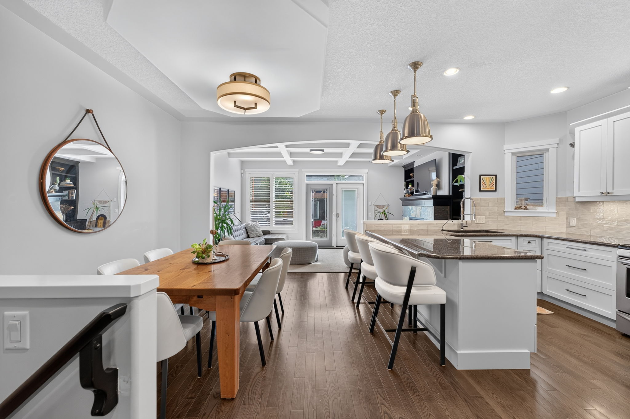 1743 46 Avenue SW &mdash; kitchen and dining room