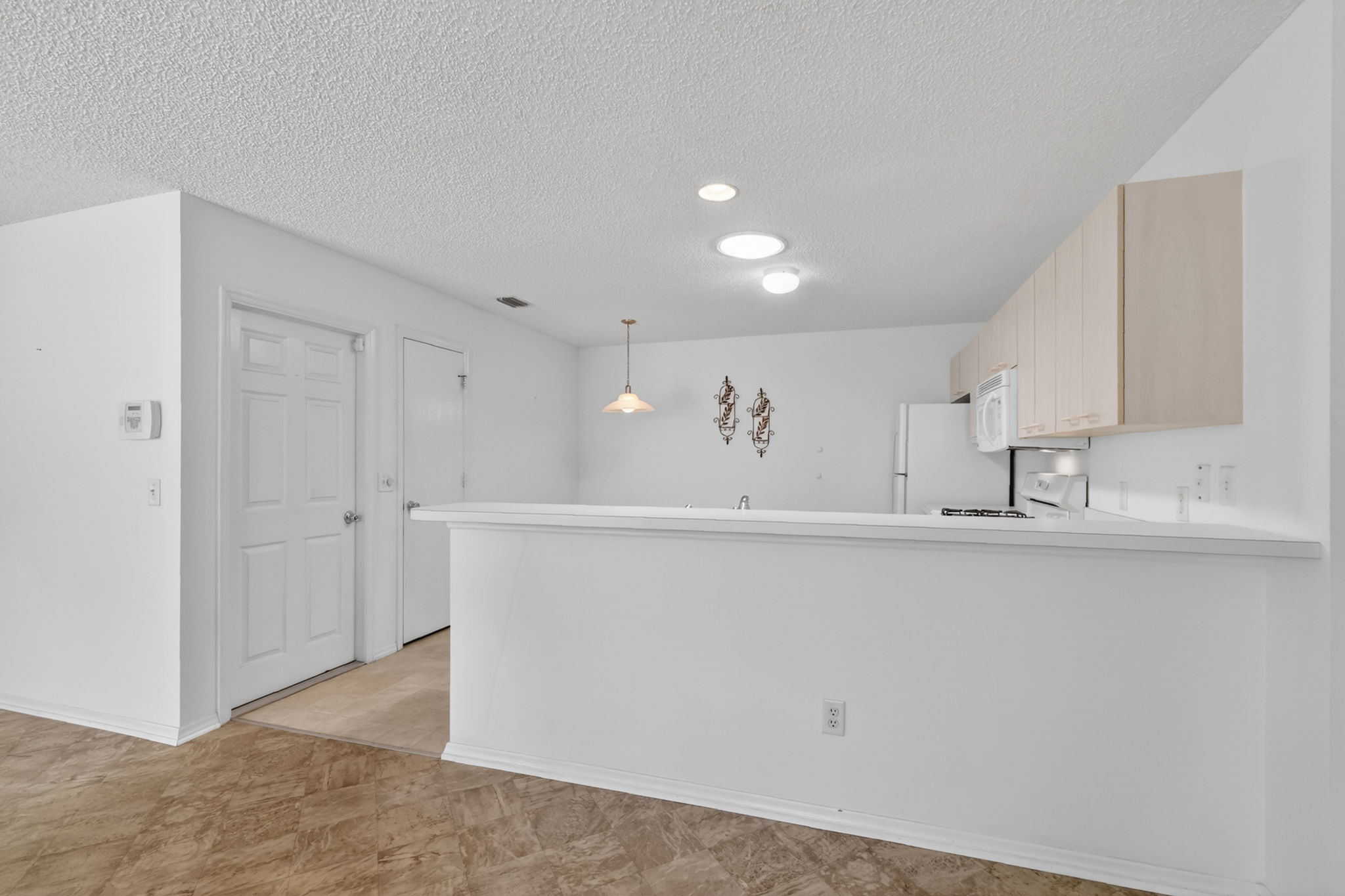 Kitchen with Eat-In Breakfast Bar