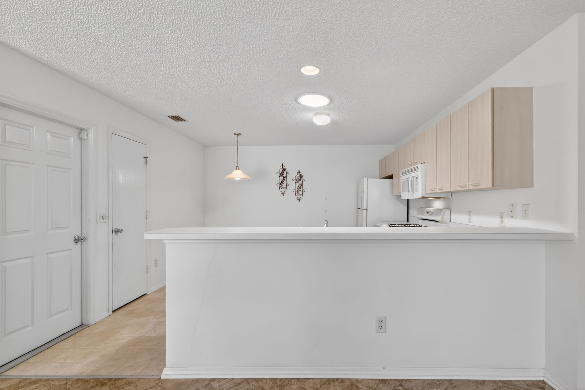 Kitchen with Eat-In Breakfast Bar