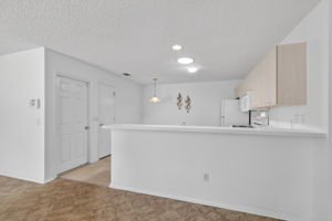 Kitchen with Eat-In Breakfast Bar