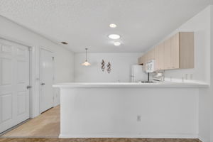 Kitchen with Eat-In Breakfast Bar