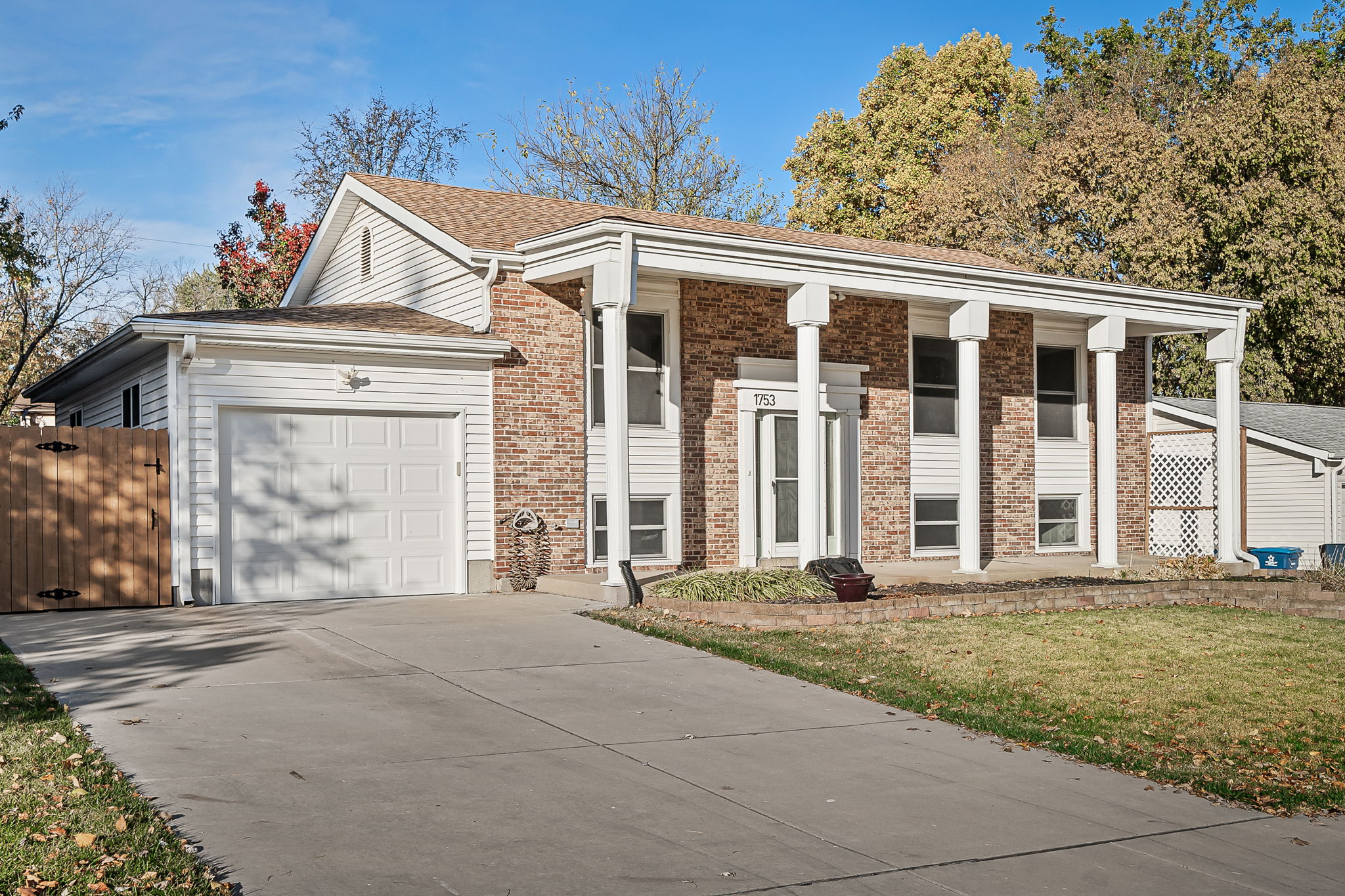 1753 Roth Hill Dr, Maryland Heights, MO 63043, USA Photo 3