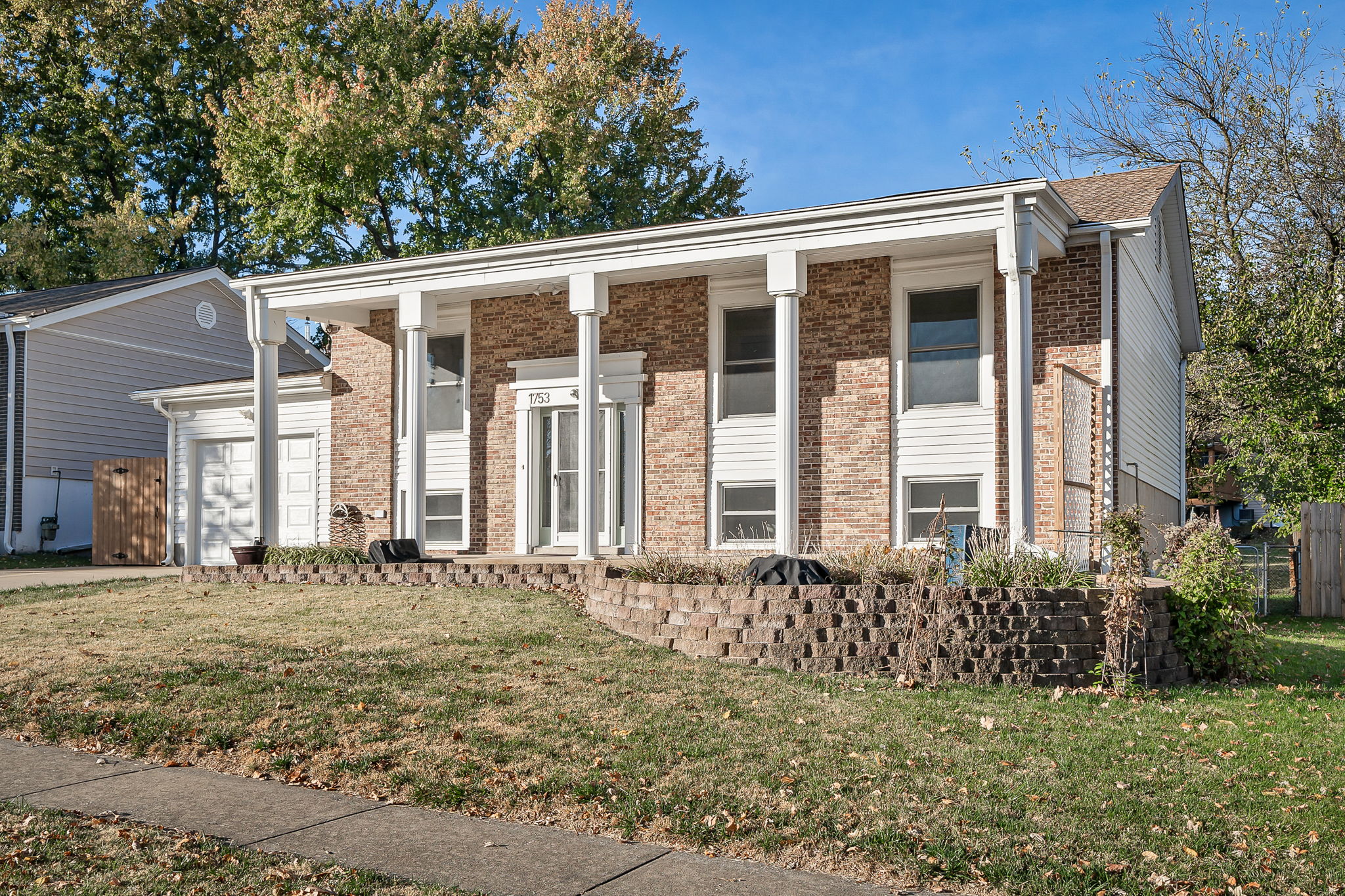 1753 Roth Hill Dr, Maryland Heights, MO 63043, USA Photo 2