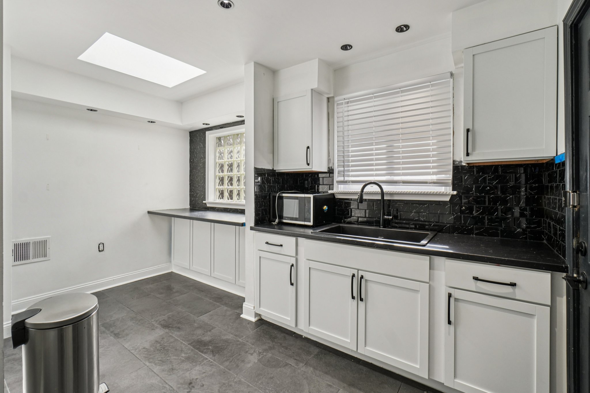 Wisconsin St-S1810-013.jpg