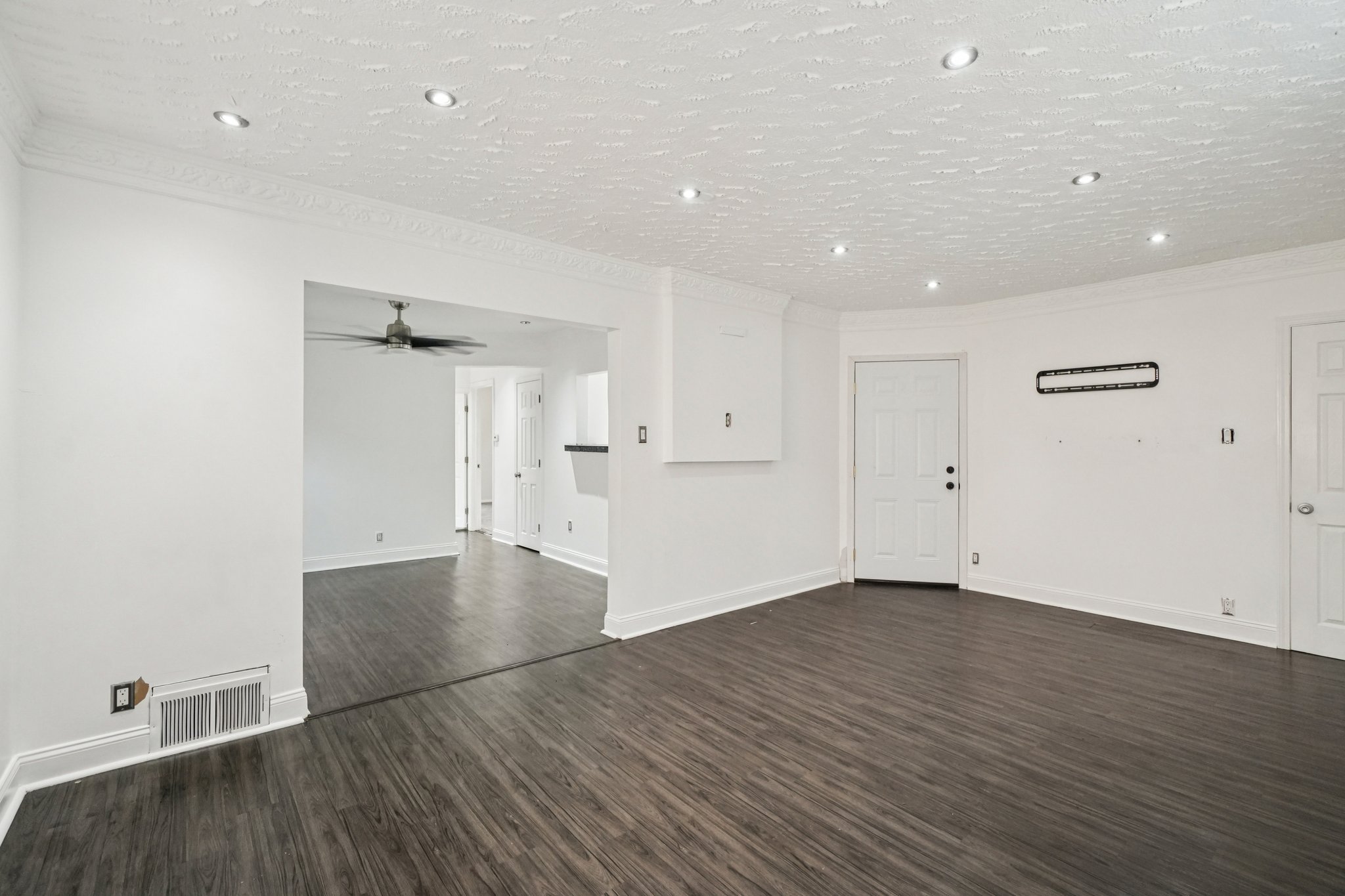 Wisconsin St-S1810-015.jpg