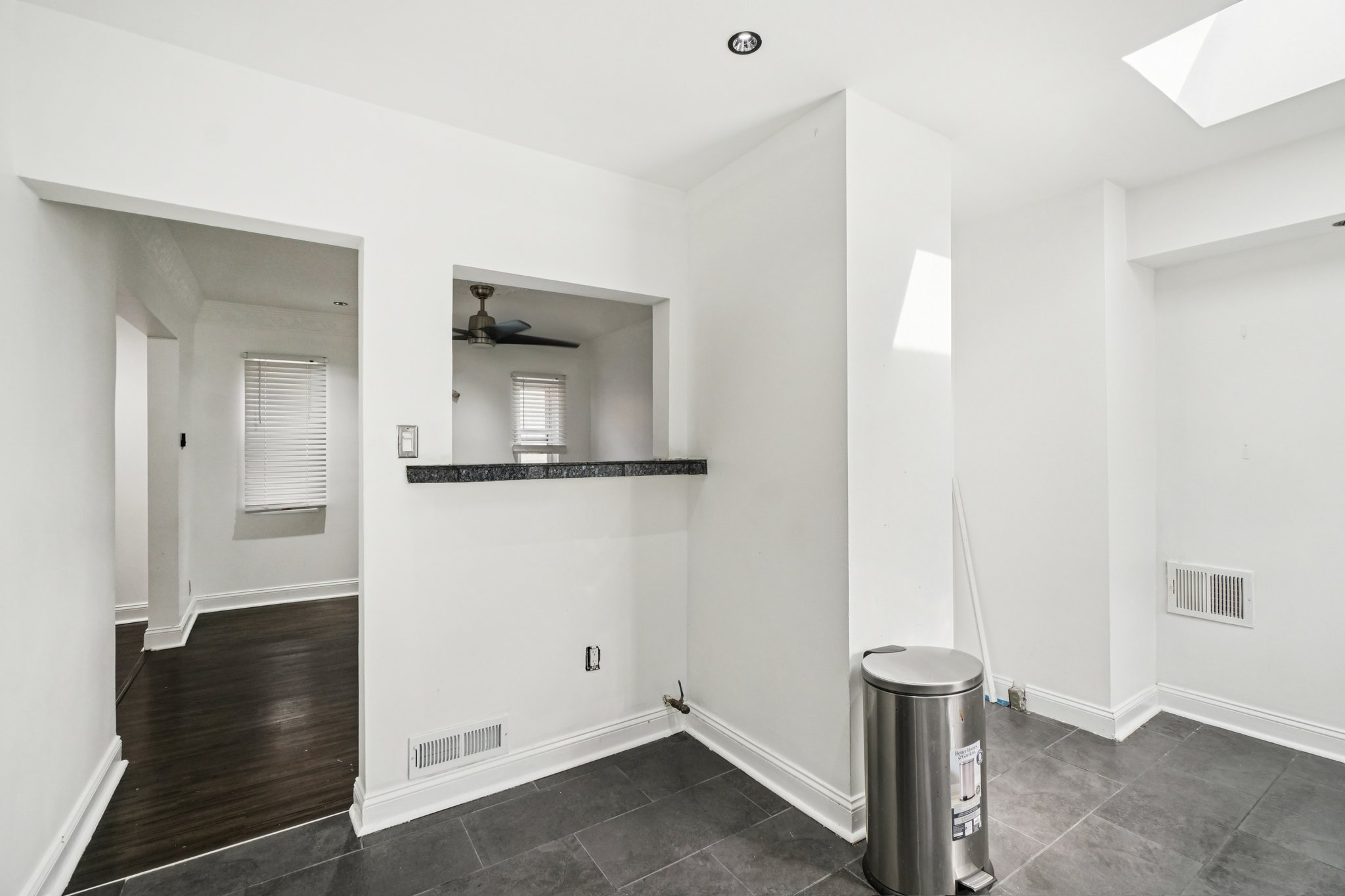 Wisconsin St-S1810-025.jpg