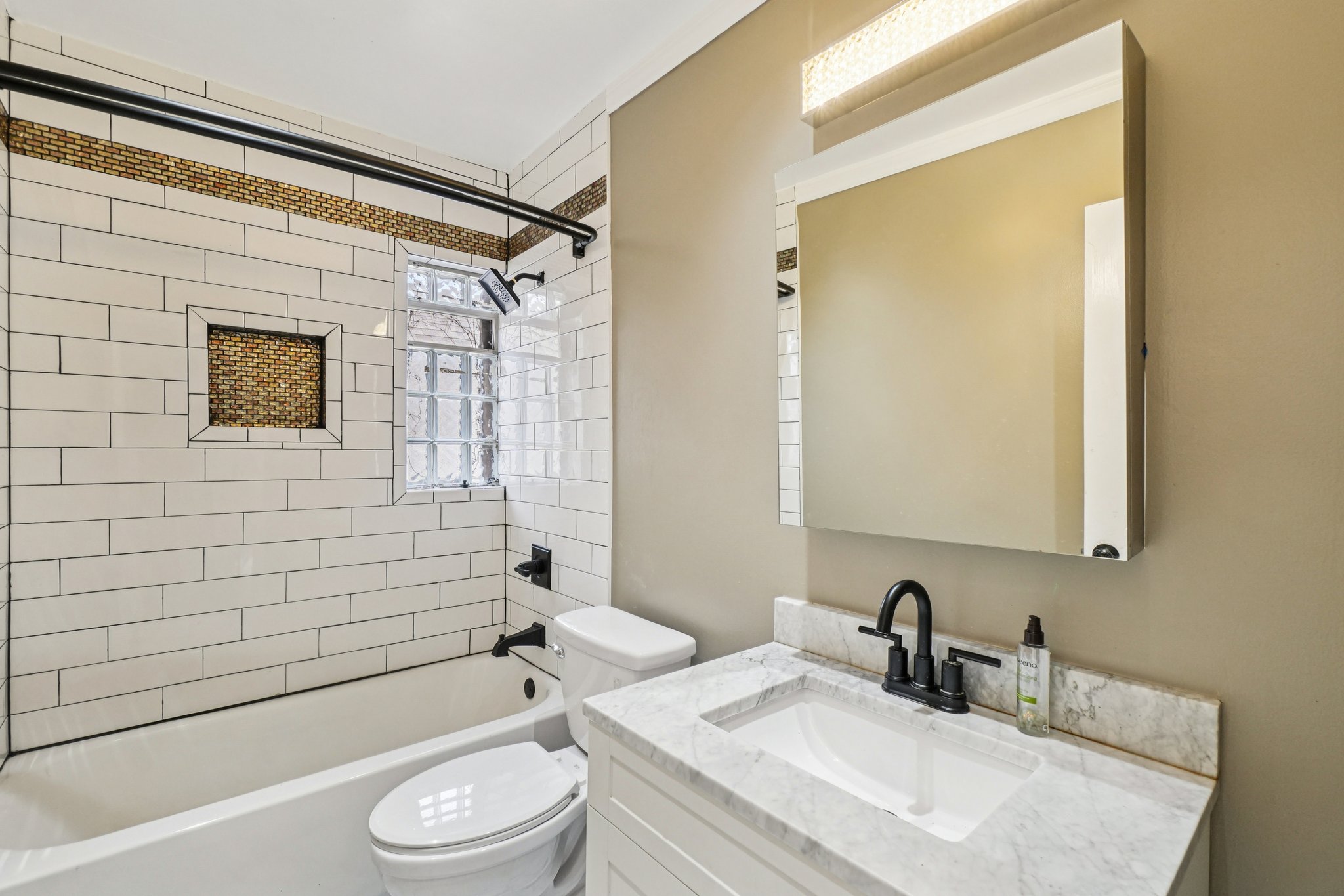 Wisconsin St-S1810-026.jpg