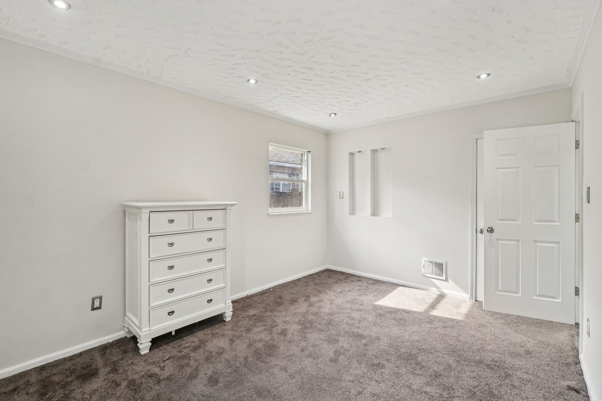 Wisconsin St-S1810-029.jpg