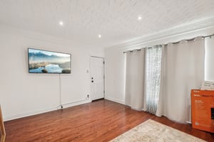 Wisconsin St-S1810-006.jpg