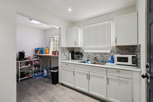 Wisconsin St-S1810-011.jpg