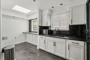 Wisconsin St-S1810-013.jpg