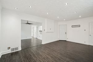 Wisconsin St-S1810-015.jpg