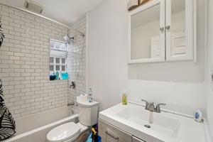 Wisconsin St-S1810-018.jpg