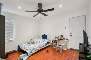 Wisconsin St-S1810-019.jpg