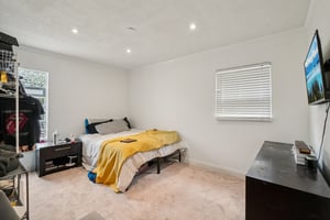 Wisconsin St-S1810-022.jpg